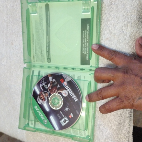 X box one Madden 18 - Picture 2 of 5